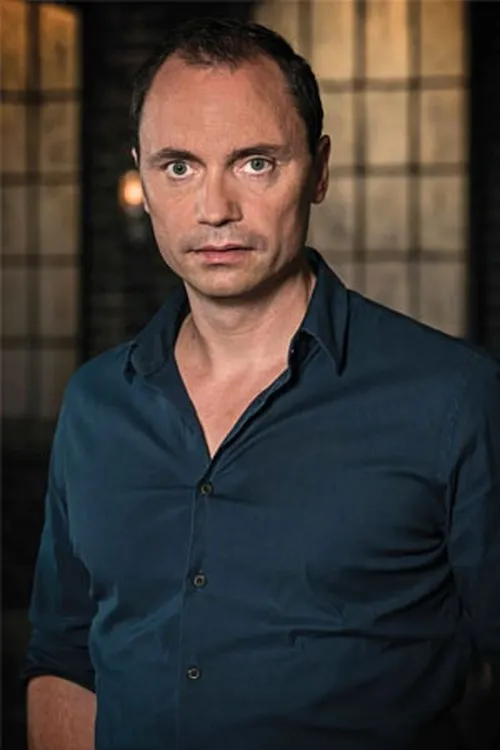 Tommy Ahlers — personaje: Self - Host