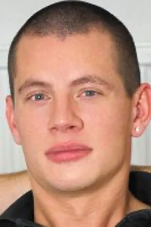 Tommy Benson interpretando a 