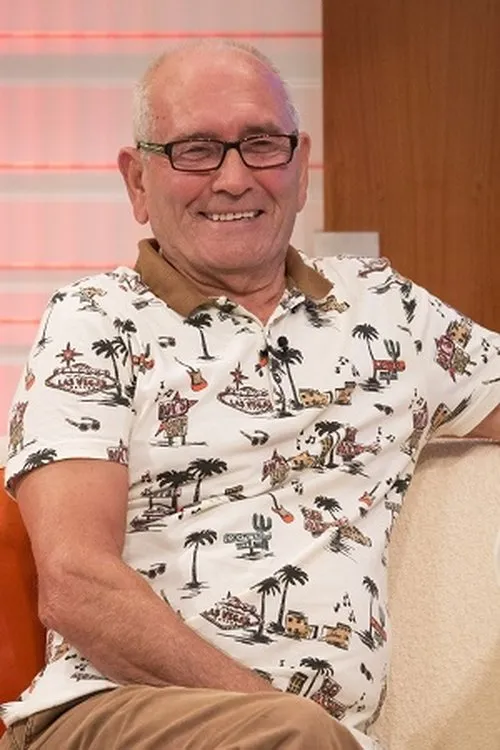 Tommy Cannon interpretando a 