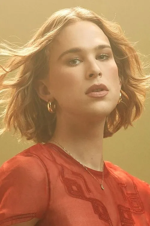 Tommy Dorfman interpretando a Daniel