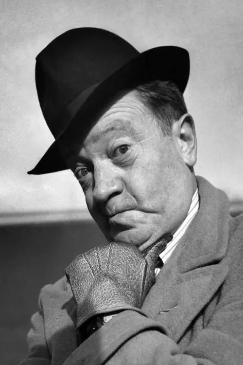 Tommy Handley interpretando a The Host