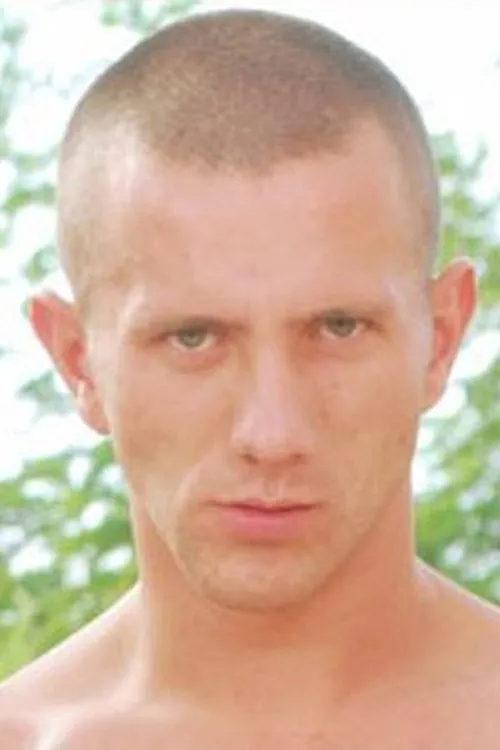 Tommy Hard interpretando a (archive footage)