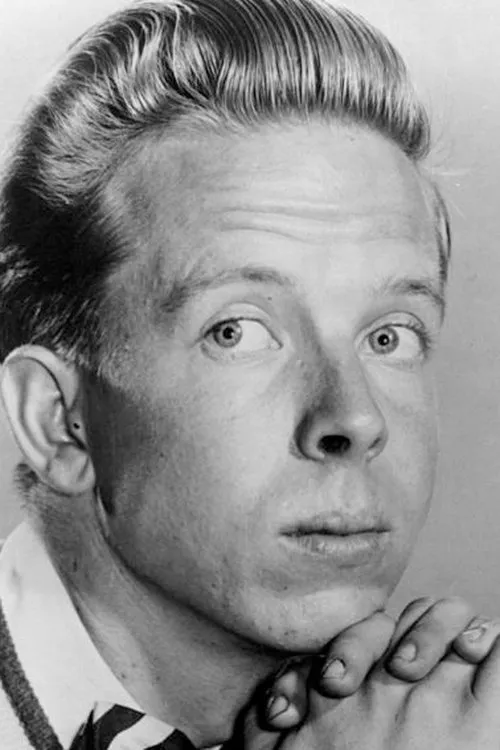 Tommy Ivo interpretando a Todd Hyland