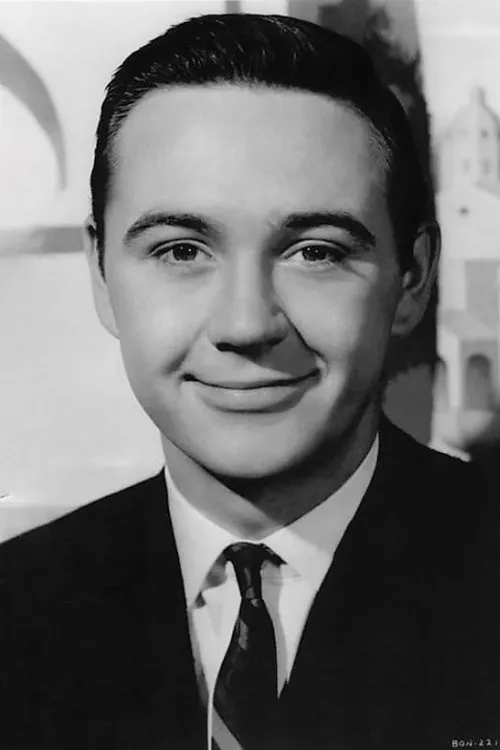 Tommy Kirk interpretando a Mr. Kenner