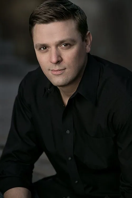 Tommy McNulty interpretando a Journalist