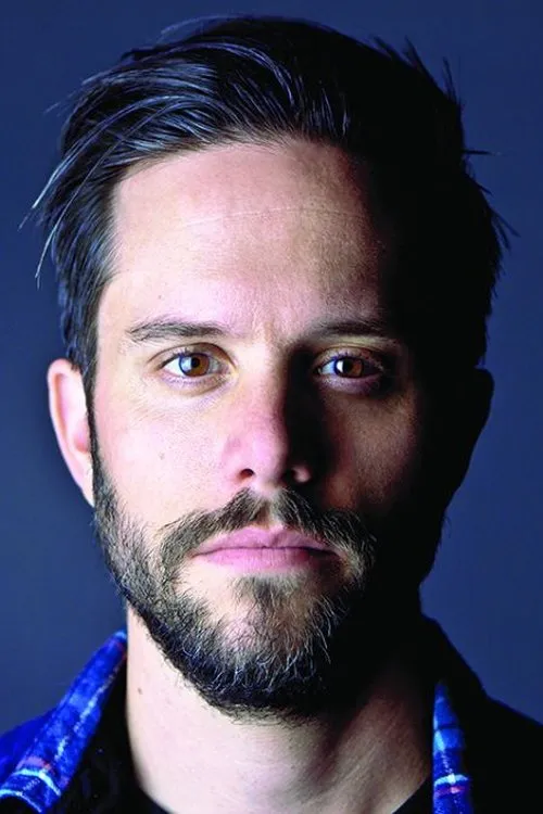 Tommy Rogers interpretando a Vocals, Keyboards