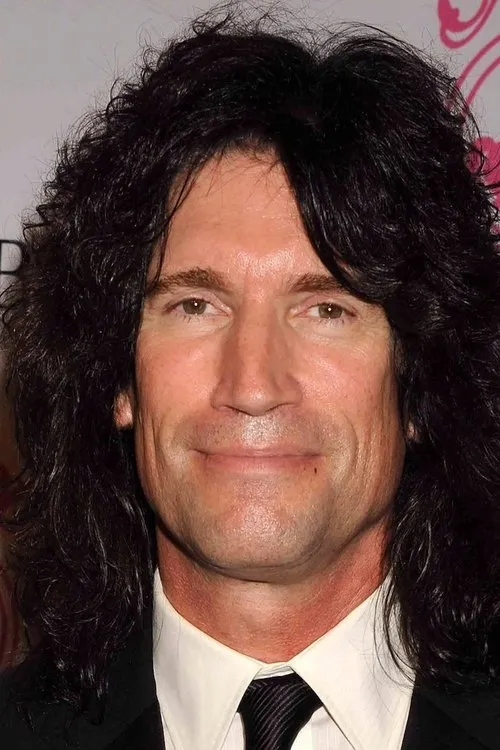Tommy Thayer interpretando a The Spaceman