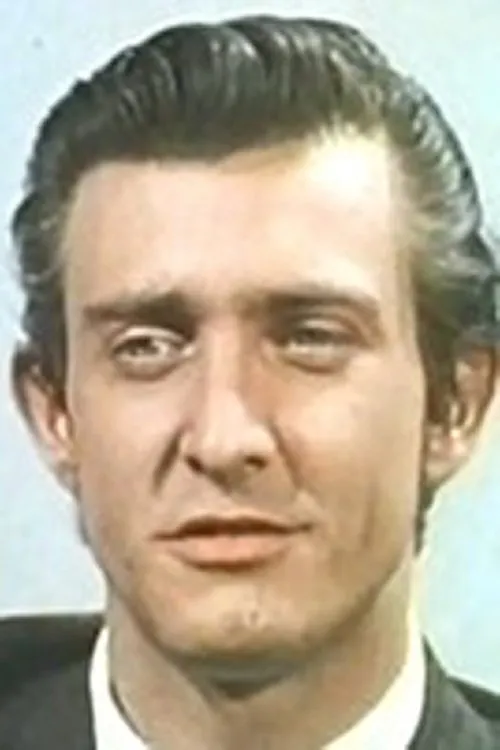 Tommy Toole interpretando a Carl