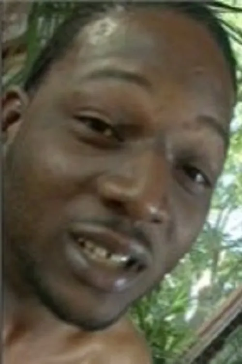 Tone Capone interpretando a 