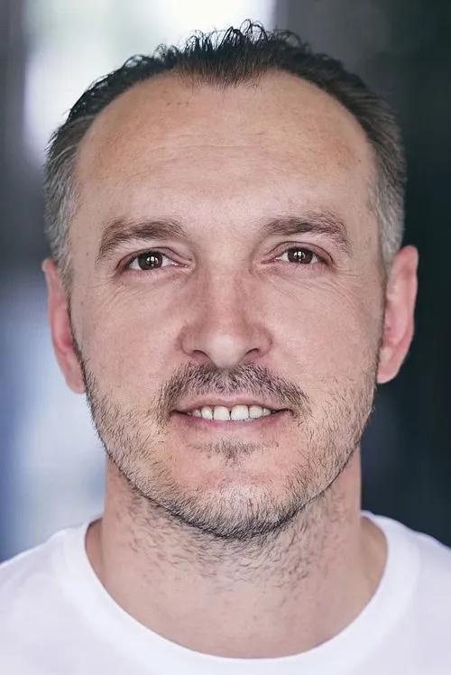 Toni Osmani interpretando a Bert