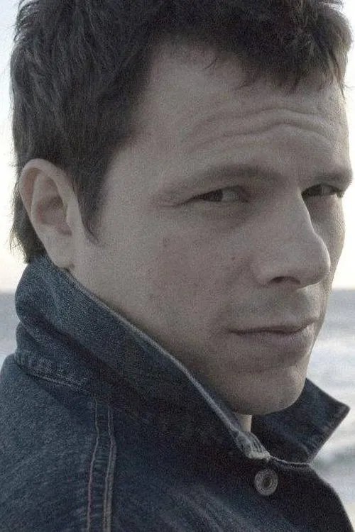 Toni Platão interpretando a Himself