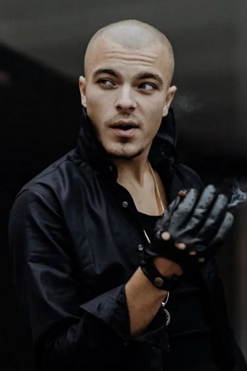 Toni-Prince Tvrtkovic interpretando a Emre