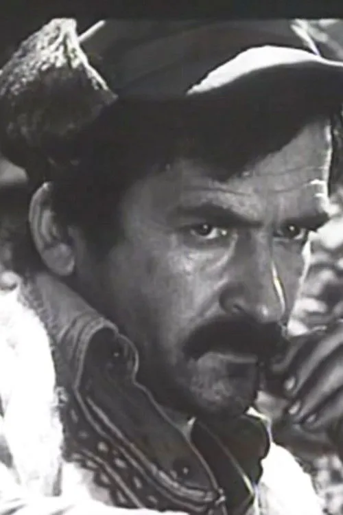 Tonin Ujka interpretando a drejtori