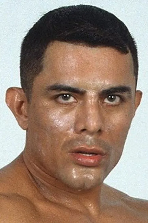 Tony Acosta interpretando a the Latin Gardener