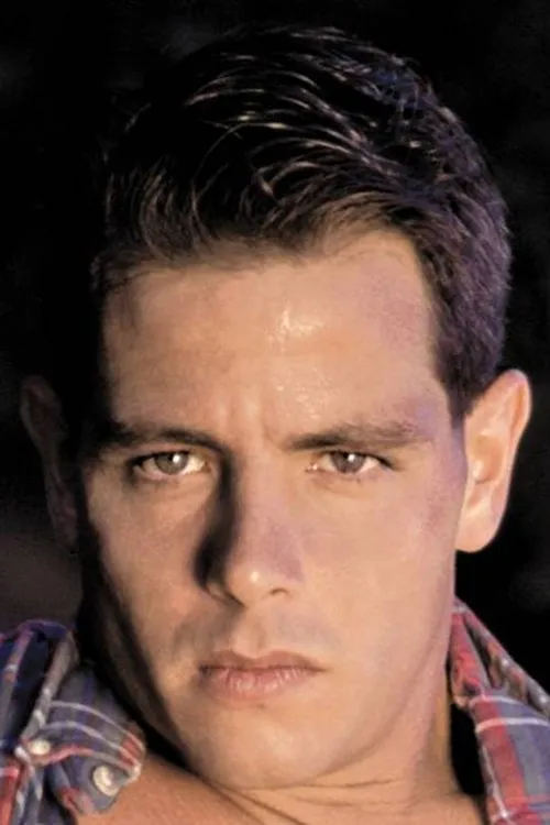 Tony Cameron interpretando a Camper