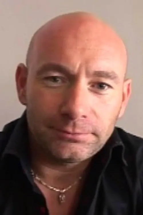 Tony Carrera interpretando a