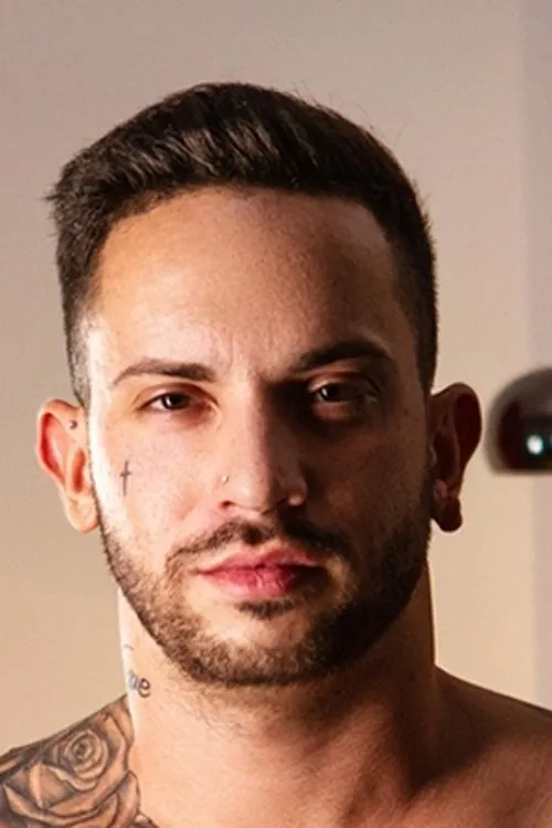 Tony Carusso interpretando a (segment 