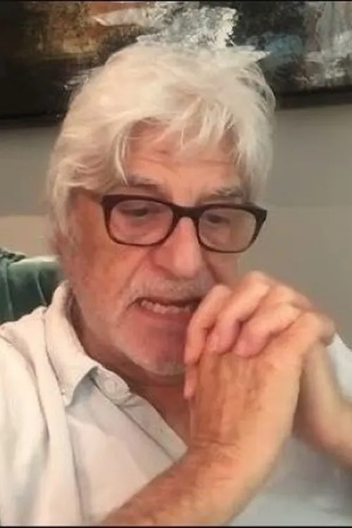 Tony Dimitriades interpretando a Self