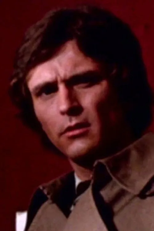 Tony Eades interpretando a Peter