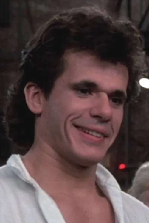 Tony Fields interpretando a Richie