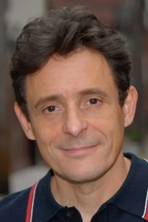 Tony Gillan interpretando a Don