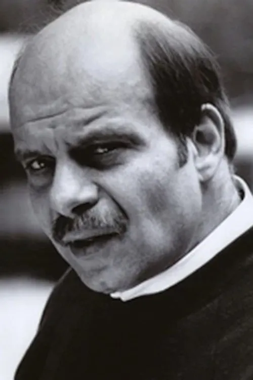 Tony Hoty interpretando a Tom Bedlow