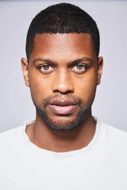 Tony J. Black interpretando a Officer Miller