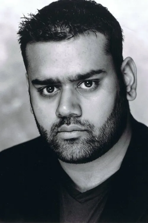 Tony Jayawardena interpretando a Eddie