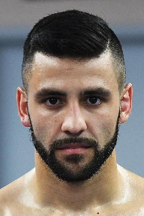 Tony Luis interpretando a Self