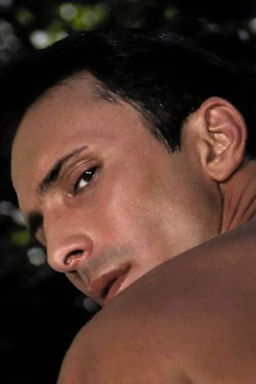 Tony Manchester interpretando a 