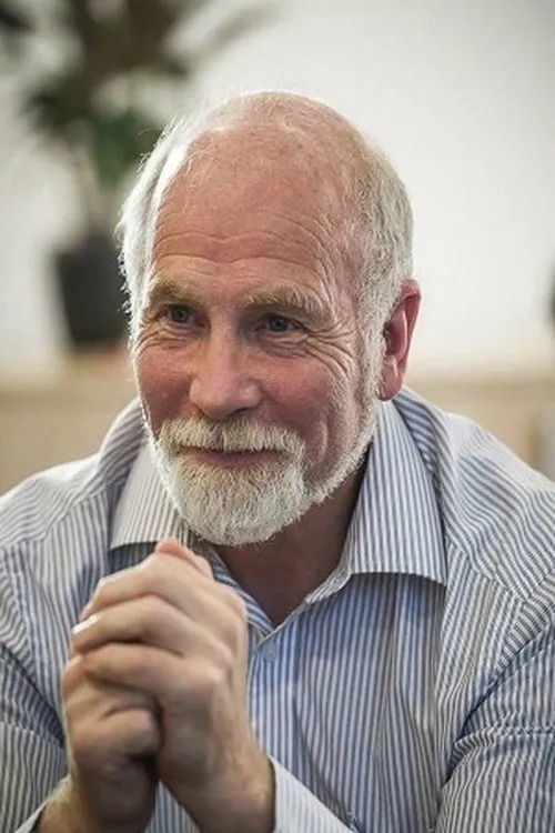 Tony Manders interpretando a Elliot