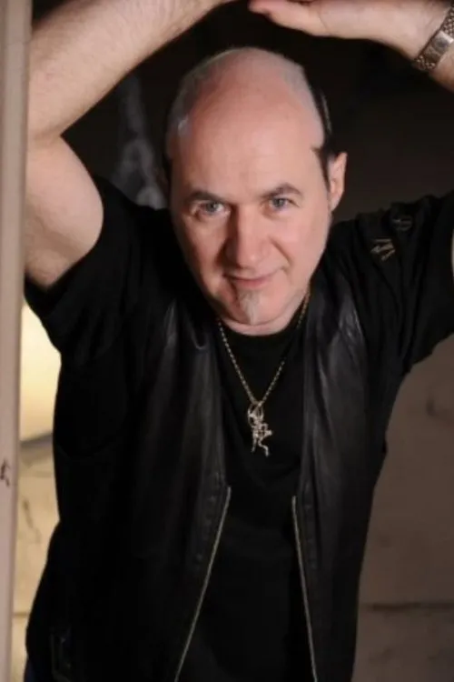 Tony Martin interpretando a Vocals