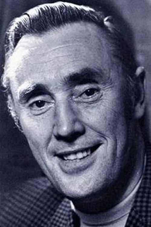 Tony Melody interpretando a Mr. Hingley