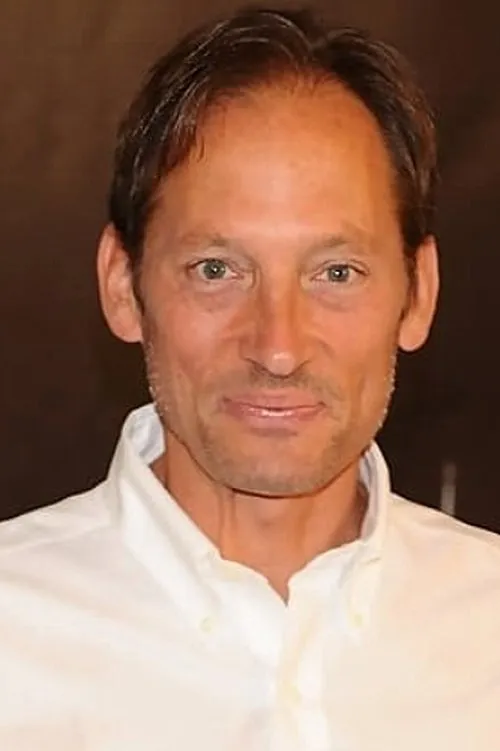 Tony Peck interpretando a Lucas