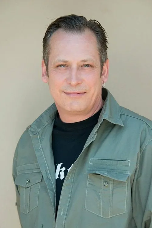 Tony Pettitt interpretando a