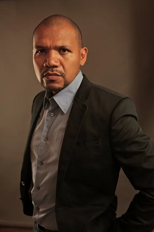 Tony Sancho interpretando a Isaac