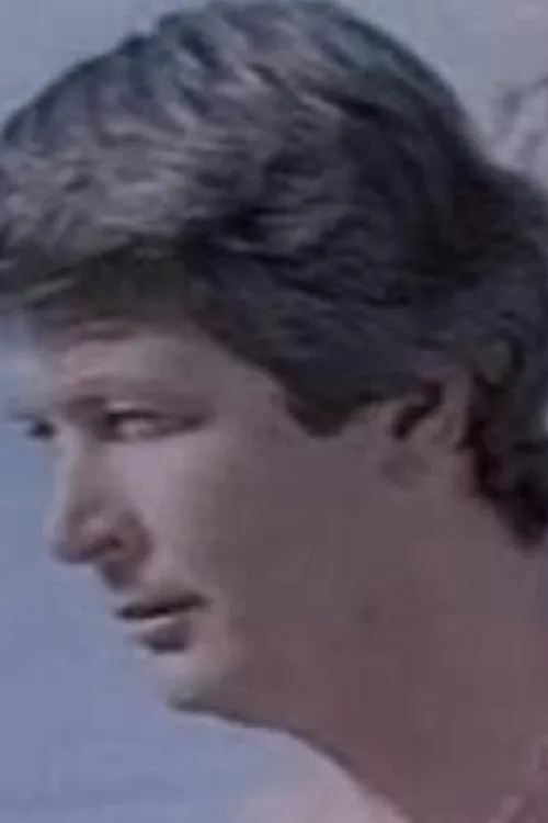 Tony Skopelitis interpretando a