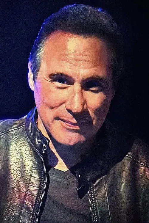 Tony Vella interpretando a Bill