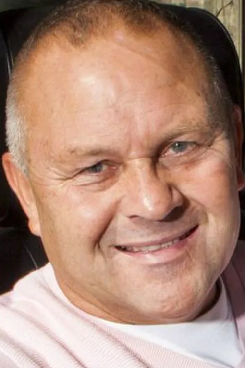 Tony Walker interpretando a Self