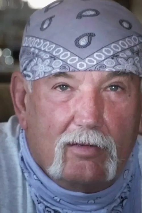 Tony Werly interpretando a Ghost Town Owner