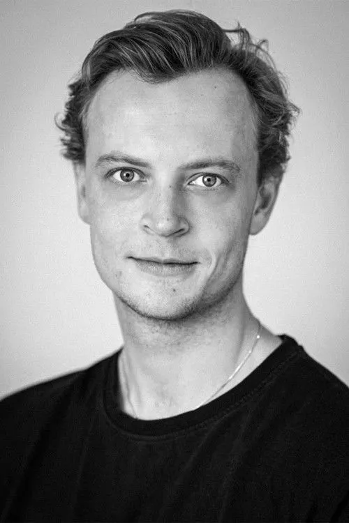 Tord Kinge interpretando a Isaksen