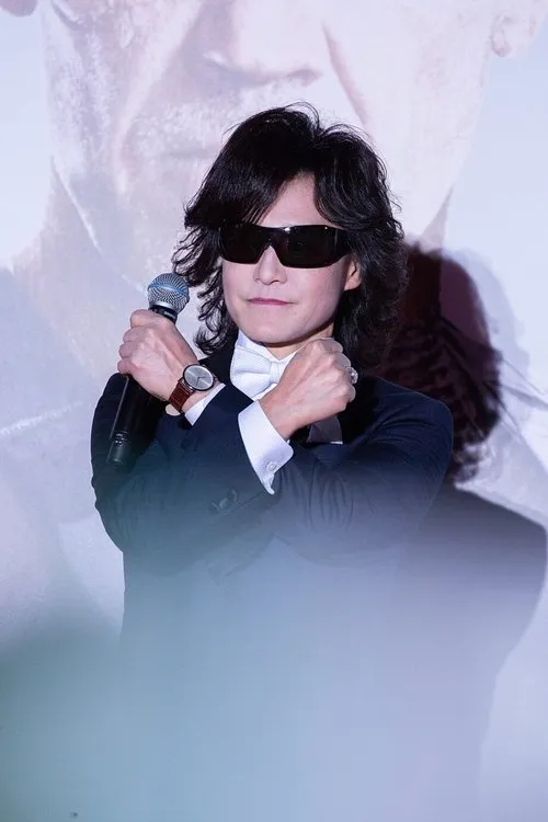 Toshi interpretando a Self