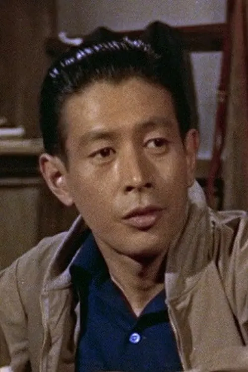 Toshio Nihonyanagi interpretando a Saito