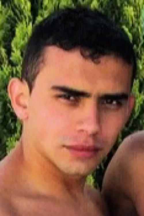 Tovar interpretando a credited as Tony