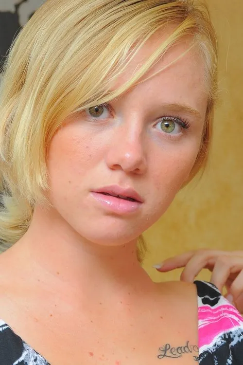 Tracey Sweet interpretando a 