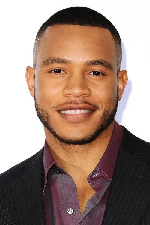 Trai Byers interpretando a Boston