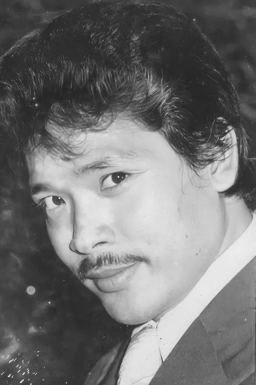 Trần Quang interpretando a Y Mo Eban