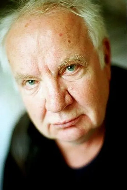 Traugott Buhre interpretando a