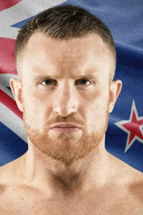 Travis Bligh interpretando a Travis Banks