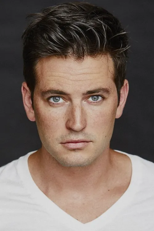 Travis Caldwell interpretando a Ted